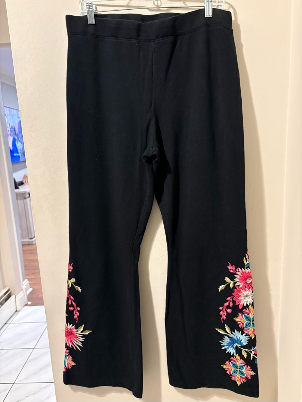 Johnny Was JW Los Angeles Black Floral Embroidered Bootcut Leggings